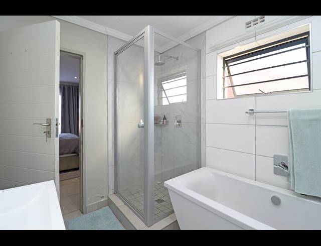 4 BEDROOM HOUSE FOR SALE IN COSMO CITY